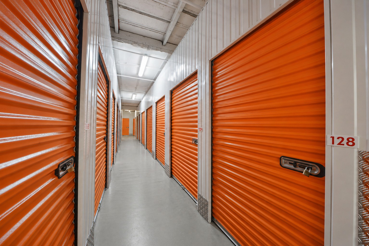 Allée de boxes Bourges BOX — rangée de portes orange